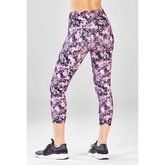 Fabletics Define Mid-Rise Capri - Picture 2 of 4